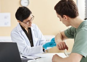 Zgoda na leczenie dorosłego pacjenta z zaburzeniami poznawczymi. Jakie prawa ma rodzina?