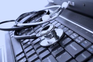 Elektroniczna dokumentacja medyczna – co lekarz powinien o niej wiedzieć?