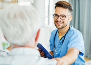 Zaświadczenie o odbyciu stażu adaptacyjnego pielęgniarki lub pielęgniarza – jakie informacje musi zawierać?