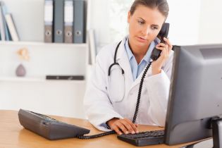 Do placówki dzwoni osoba bliska pacjenta – czy możesz jej udzielić informacji przez telefon