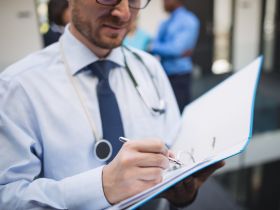 Dane lekarzy NFZ – czy są informacją publiczną i jak je udostępniać?