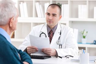 Pacjent prosi o zmianę wpisu w dokumentacji medycznej – jak postąpić
