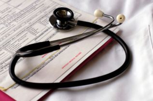 Wydawanie i podpisywanie dokumentacji medycznej – odpowiedzi na najczęstsze pytania