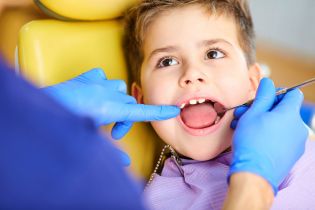 Co powinna zawierać zgoda na objęcie ucznia opieką stomatologiczną w szkole