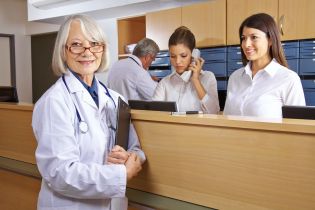 Kompetencje pracowników rejestracji medycznej – co musisz zweryfikować