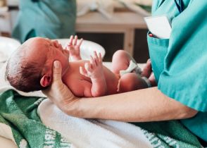 Czy w karcie noworodka trzeba wpisać numer księgi głównej matki lub noworodka