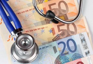 Czy pacjent ubezpieczony za granicą ma prawo skorzystać w Polsce ze świadczeń refundowanych przez NFZ?