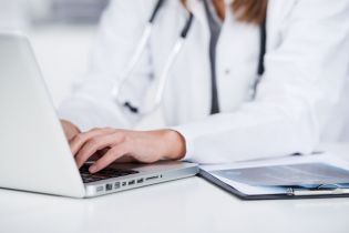 Udostępniasz lekarzom laptopy – sprawdź, co zawrzeć w regulaminie ich użytkowania