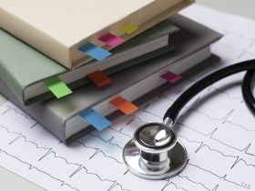 Prowadzenie dokumentacji medycznej pacjenta przy hospitalizacji do 24 godzin – które formularze możesz pominąć