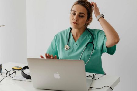 Grafik, który układa się sam? Sprawdź, jak ułatwić życie rejestracji wybierając oprogramowanie medyczne